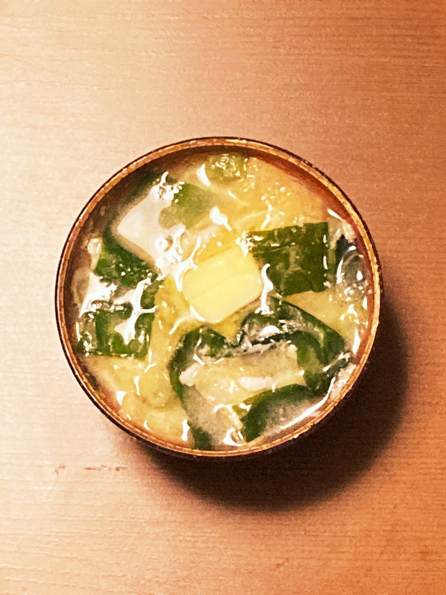 卵とバターの入る味噌汁の画像