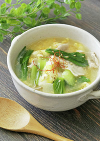 チンゲン菜と豚バラ肉の中華風スープ