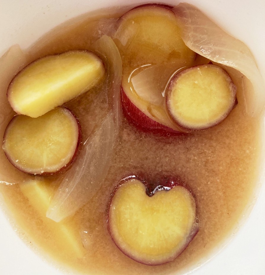 【茶色いおかず】さつまいもの味噌汁の画像