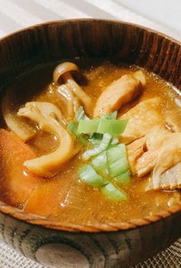 赤味噌と麺つゆで、鮭ハラスと野菜の味噌汁