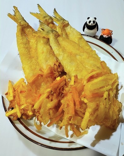 カマスの天ぷらと野菜かき揚げの写真