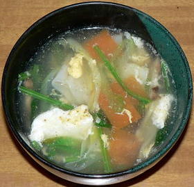 餃子の皮入り中華風野菜スープ