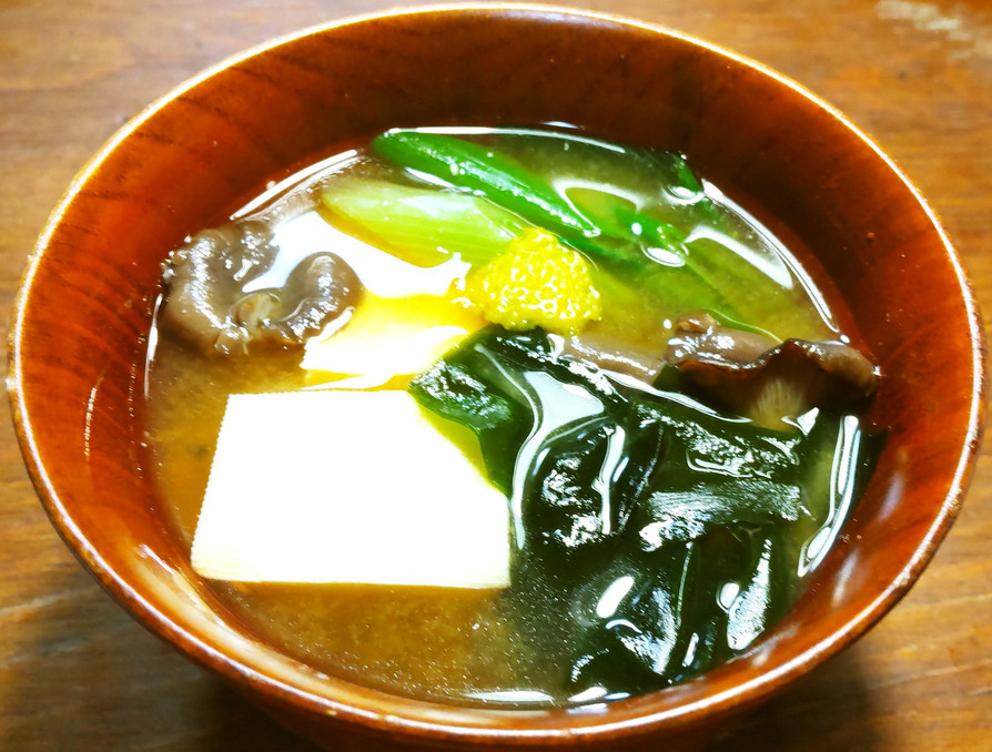 平茸と九条葱と豆腐のお味噌汁の画像