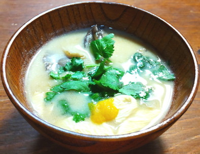 平茸と刺身湯葉のお味噌汁の写真