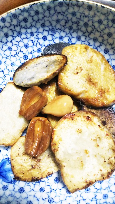 里芋の 焦がしニンニク醤油焼きの写真