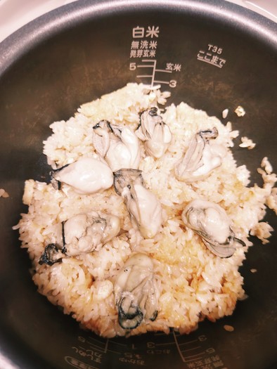 牡蠣の炊き込みご飯の写真
