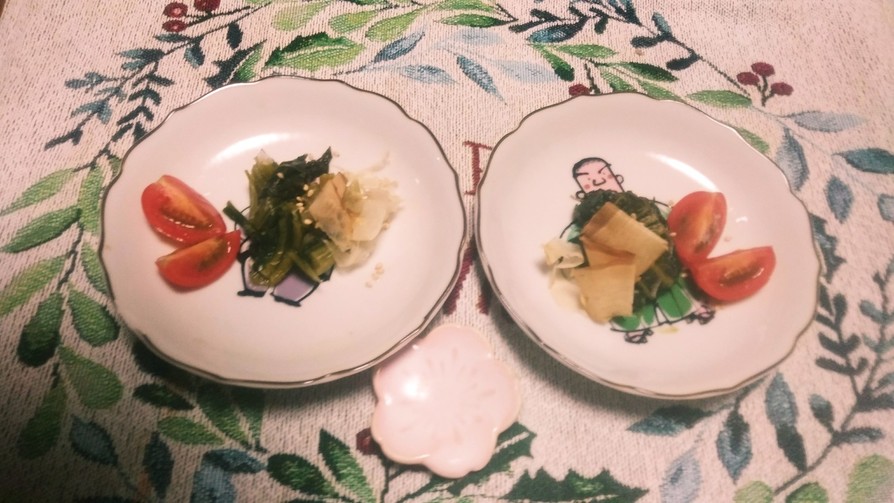 広島菜に鰹節とチューリップミニトマトの画像