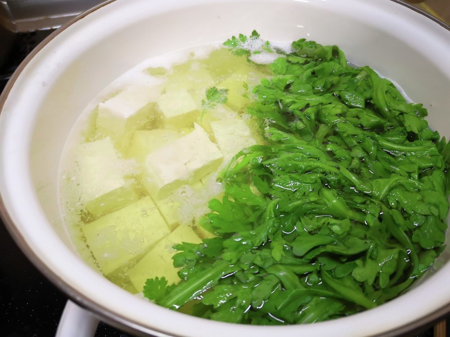 簡単春菊たっぷり湯豆腐の画像