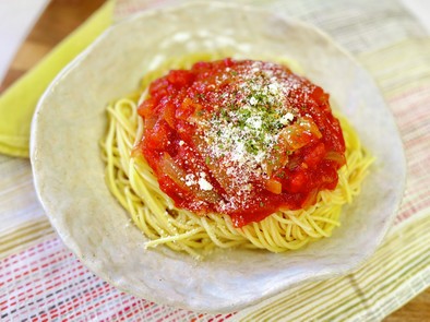 ベーコンと玉ねぎの簡単トマトソースパスタの写真