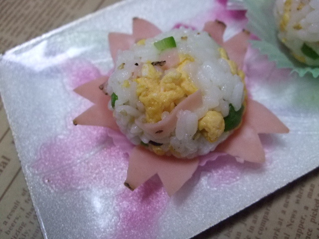 ハムで桜カップ♪手まり寿司やおにぎりを～の画像