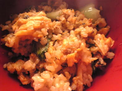 鮭のアラと青梗菜の胡麻マヨネーズ炒飯の写真