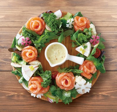ノルウェーサーモンの薔薇リースサラダの写真