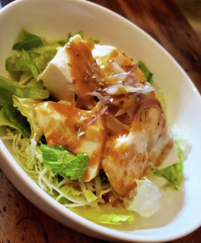 特製味噌ごまドレッシングの豆腐サラダの写真