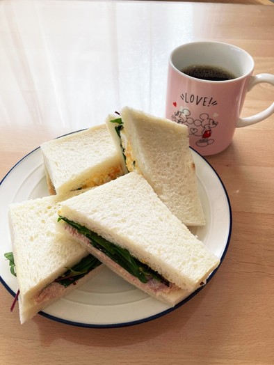 ベビースピナッチのサンドイッチ、卵とツナの写真