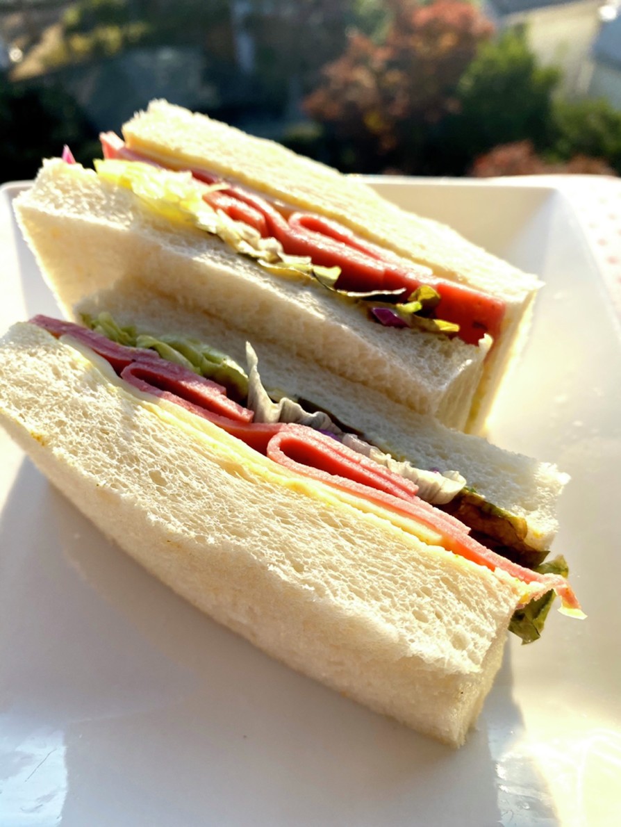 カレーマヨネーズのサンドイッチの画像