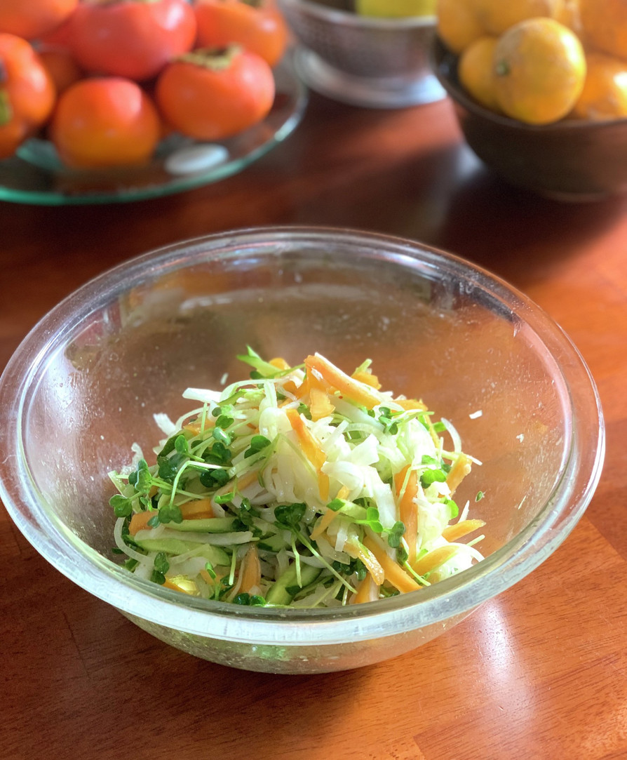 生野菜と柿のサラダの画像
