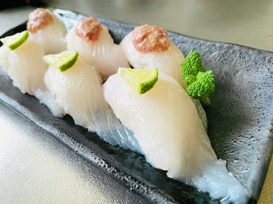【カワハギ】冬の季節は肝握り寿司の画像