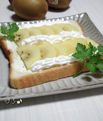 クリームチーズとキウイのトーストの写真