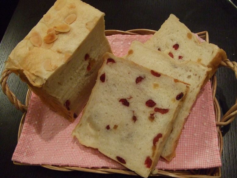クランベリーとはちみつの角食パンの画像