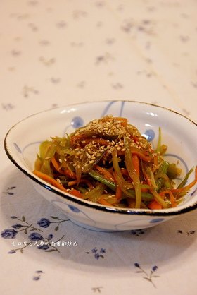 お酢でさっぱり♪セロリの南蛮酢炒め