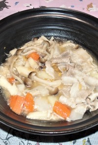 【ひとり鍋】ごろごろ野菜の豚バラ塩糀土鍋