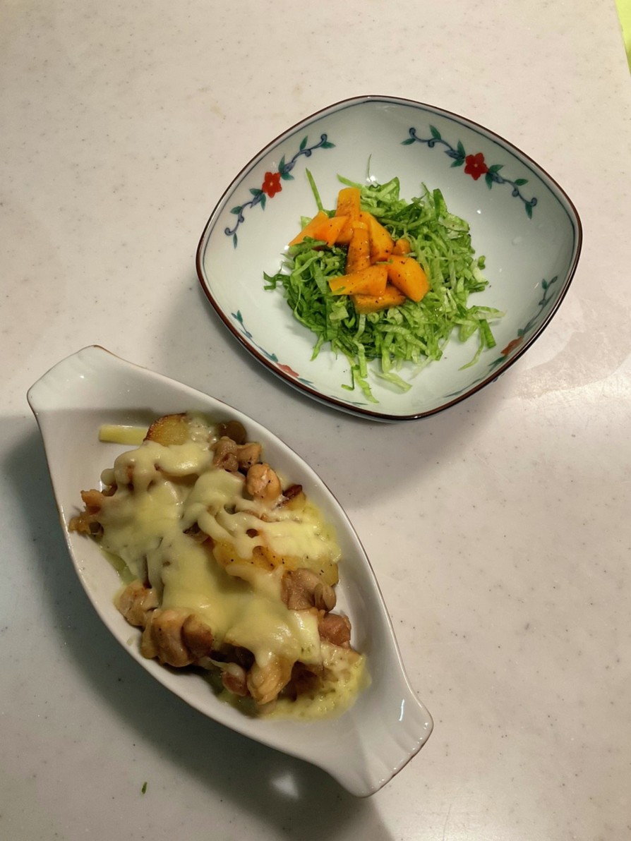 ポテトチーズ焼き、サラダの画像