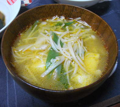 エノキと豆腐の鶏がら味噌スープの写真
