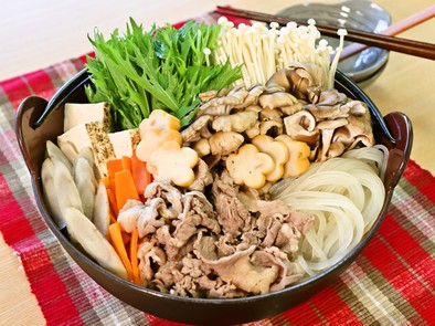 生マロニーと牛肉の冬野菜鍋の写真