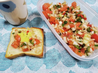 玉ねぎとピーマンとトマトのサルサソースの写真