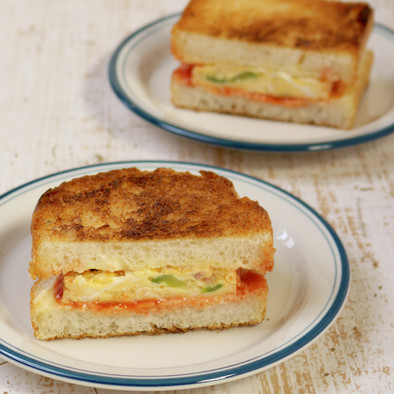 スパニッシュオムレツのサンドイッチの写真