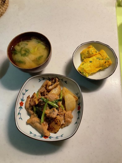 蕪と豚肉の甘辛炒め、葱の卵焼き、味噌汁の写真