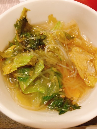 レタスと春雨の中華スープの写真