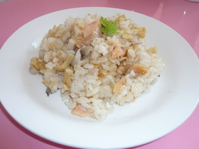 しょうががポイント!鮭の炊き込みご飯