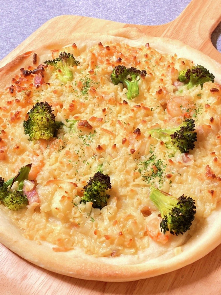 シーフードグラタンのピザの画像