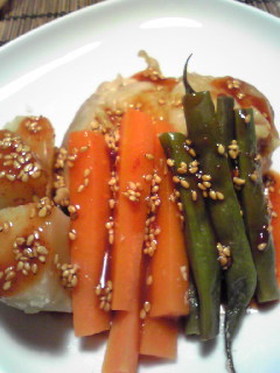 蒸し鶏と野菜のコチュジャンソース添え