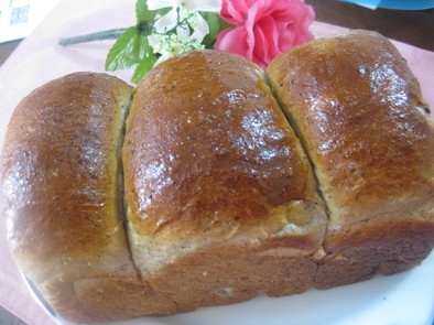 里芋のゴマ入り食パンの写真