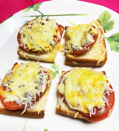 しらすとトマトとチーズのトーストの写真