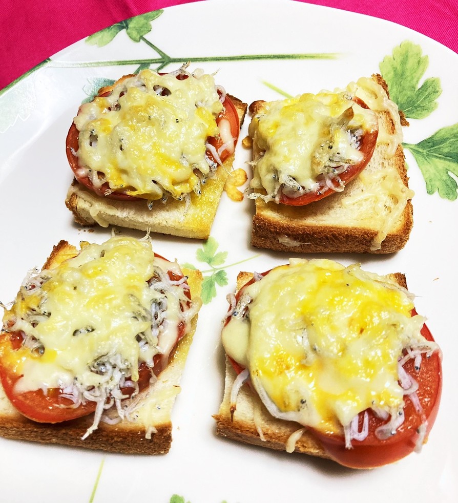 しらすとトマトとチーズのトーストの画像