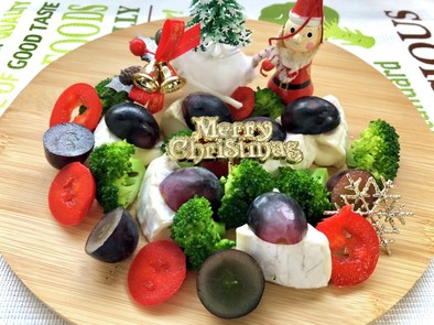 カマンベールぶどうのクリスマスカラー前菜の写真