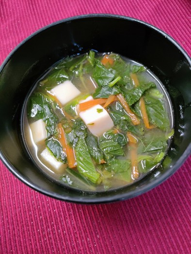 モロヘイヤと人参と豆腐の味噌汁の写真