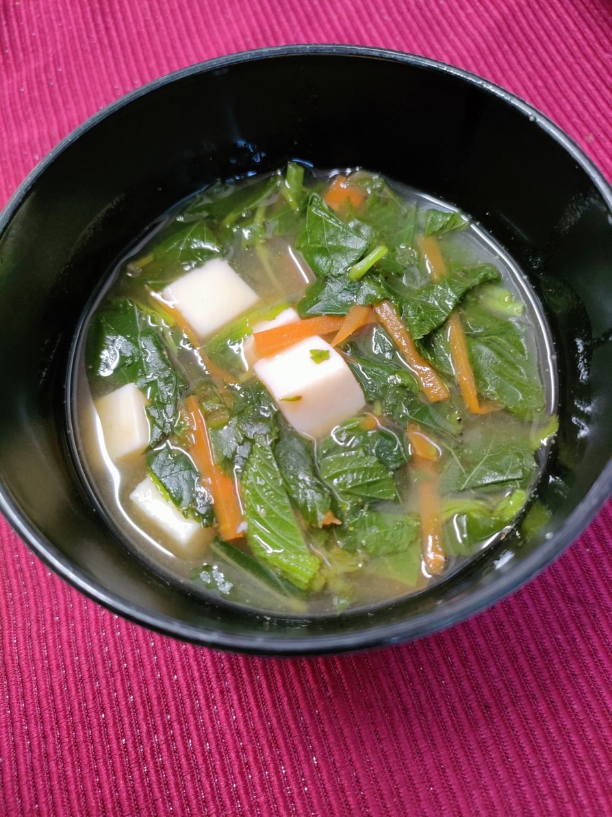 モロヘイヤと人参と豆腐の味噌汁の画像