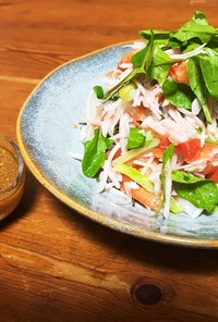 胡麻ソースと柚子味噌のドレッシングサラダ