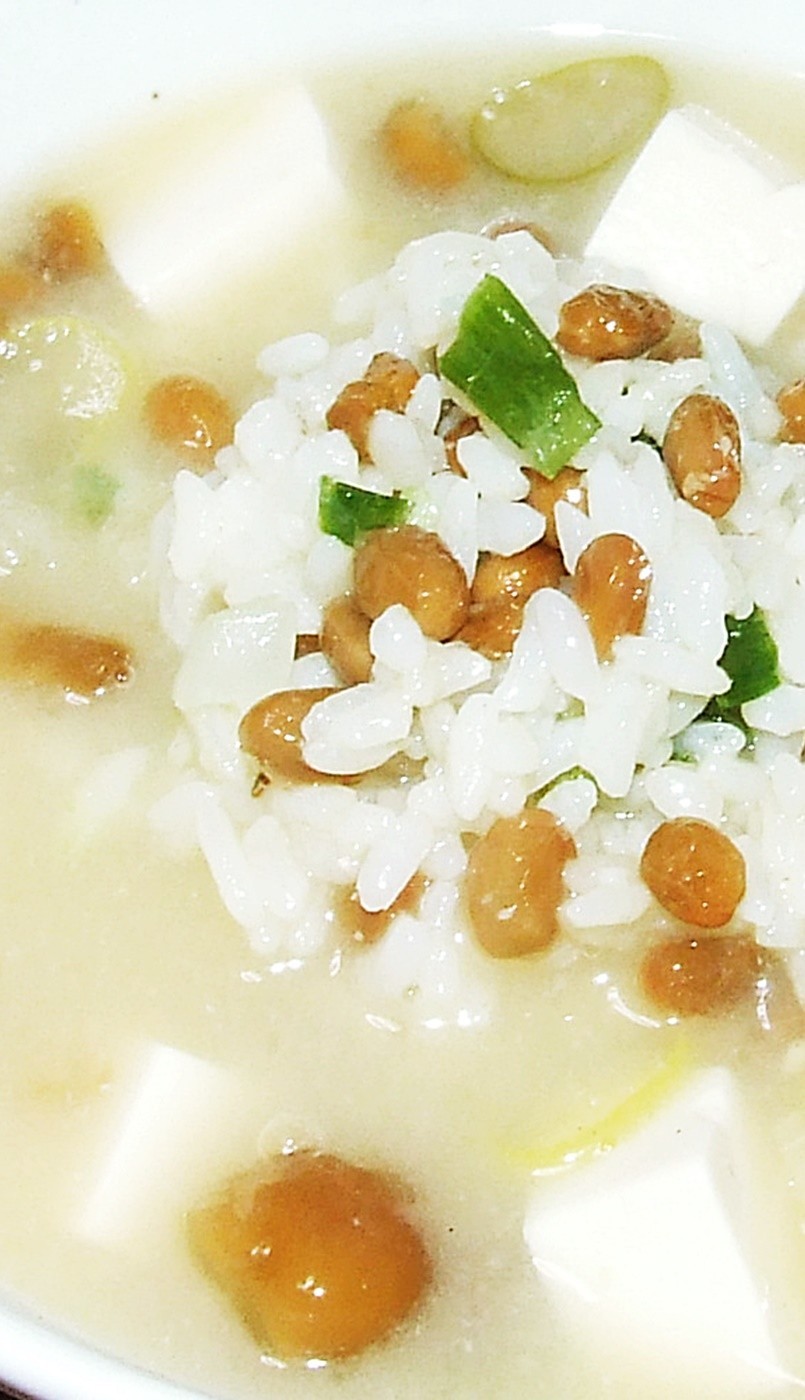 味噌汁ぶっかけ納豆飯の画像