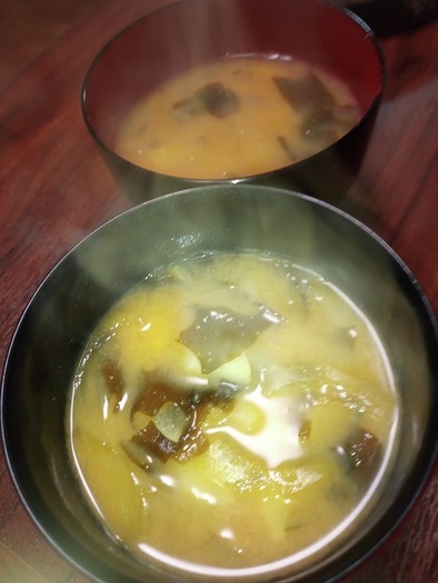 玉ねぎじゃがいもわかめの味噌汁の写真