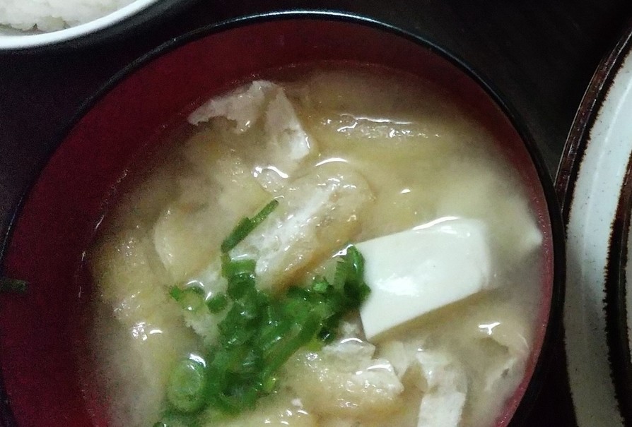 豆腐と油揚げの味噌汁の画像