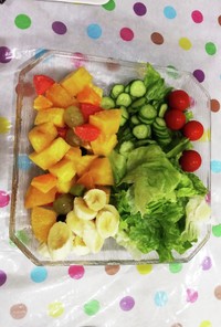 ヘルシー　野菜と果物サラダ