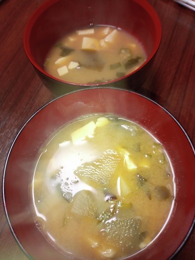 豆腐大根わかめオクラ入りの味噌汁の写真