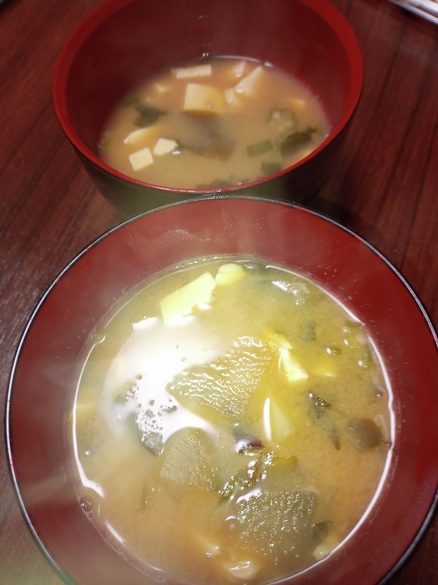 豆腐大根わかめオクラ入りの味噌汁の画像