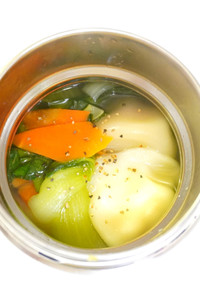 野菜たっぷり中華スープの水餃子