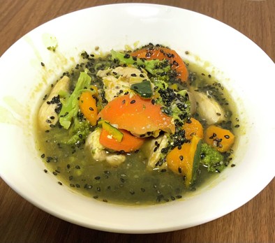 鶏胸肉と野菜の黒ゴマ味噌スープの写真